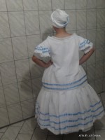 CONJUNTO FEMININO DE TRÊS PEÇAS SENDO , PANO DE CABEÇA , SAIA COM RODA DE 4 METROS MAIS CAMISU  EM CAMBRAIA BORDADA